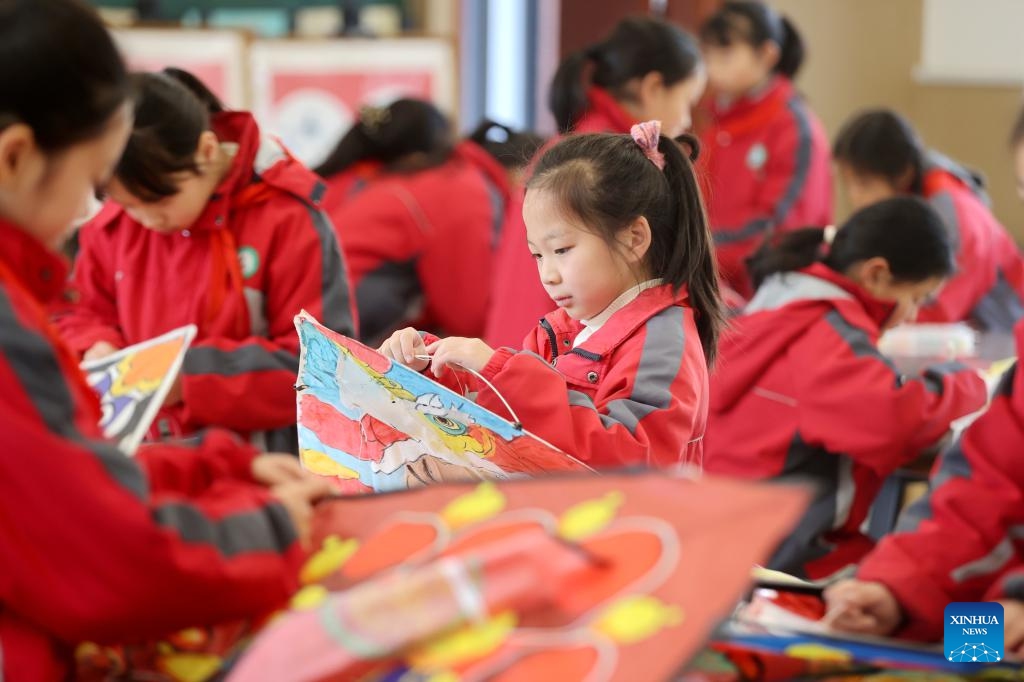 Children paint kites at a primary school in Deqing County of Huzhou City, east China's Zhejiang Province, March 20, 2025. Spring Equinox, or Chunfen in Chinese, the fourth solar term in the Chinese lunar calendar, falls on March 20 this year. (Photo: Xinhua)