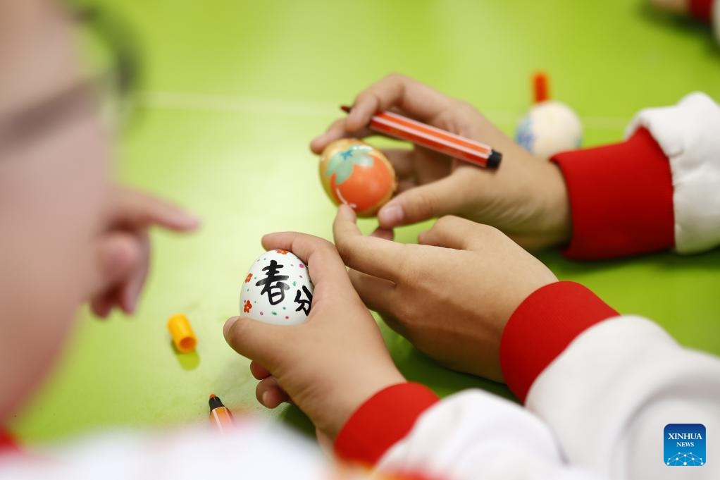 Students paint colorful eggs at a primary school in Binhai New Area in Tianjin, north China, March 20, 2025. Spring Equinox, or Chunfen in Chinese, the fourth solar term in the Chinese lunar calendar, falls on March 20 this year. (Photo: Xinhua)