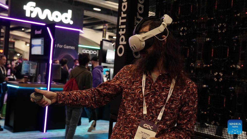 A visitor tries an interactive gaming device during the 2025 Game Developers Conference Expo (GDC Expo) in San Francisco, the United States, March 19, 2025. The 2025 GDC Expo kicked off in San Francisco on Wednesday (Photo: Xinhua)
