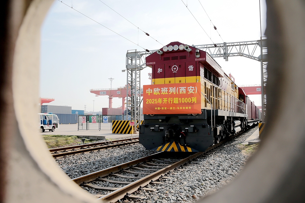 Train X8489 leaves Xi'an International Port Station, Northwest China's Shaanxi Province on March 21, 2025, loaded with electronics, machinery parts, and chemical products, for Poland's Malaszewicze, bringing the cumulative number of China-Europe Railway Express trains from Xi'an to over 1,000 in 2025. This milestone was reached eight days earlier than in 2024. Photo: VCG
