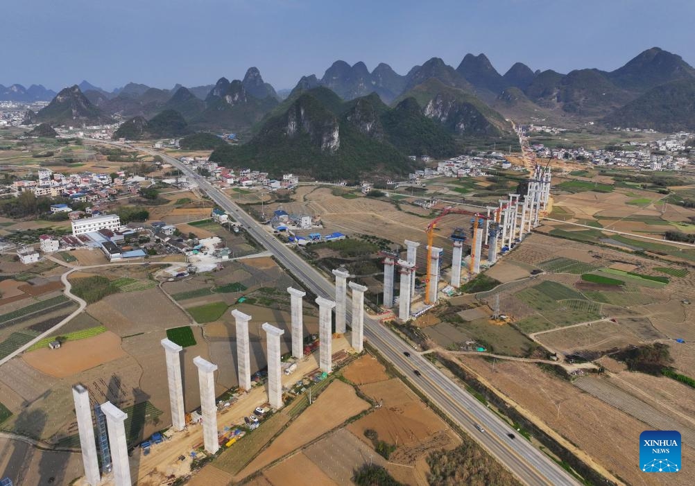 An aerial drone photo taken on March 20, 2025 shows the construction site of an expressway linking Yufeng and Yizhou in south China's Guangxi Zhuang Autonomous Region. Workers of China Railway 20th Bureau Group Co., Ltd. have recently speeded up the construction of the expressway linking Yufeng and Yizhou in Guangxi. (Photo: Xinhua)