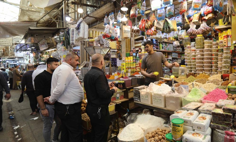 People shop at a local market during the holy month of Ramadan in Mosul, Iraq, on March 18, 2025. Photo: Xinhua
