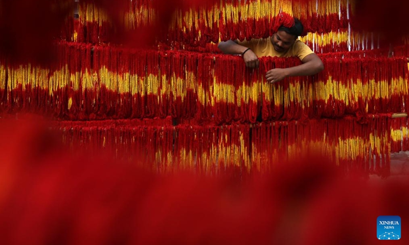 An artisan hangs freshly dyed kalawa thread, a traditional sacred thread used in Hindu rituals, at a village in Prayagraj of India's northern state of Uttar Pradesh, March 21, 2025. Photo: Xinhua