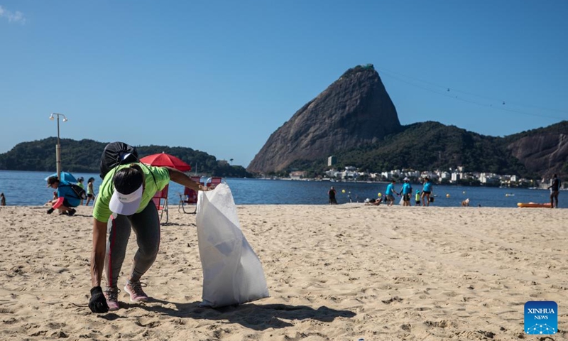 A volunteer picks up litter during a beach cleanup campaign at Flamengo Beach in Rio de Janeiro, Brazil, March 22, 2025. On the occasion of World Water Day falling on Saturday, multiple cities in Brazil's Rio de Janeiro state launched large-scale beach cleanup campaigns, with hundreds of volunteers working together to remove marine litter, aiming to raise public awareness of ocean conservation and sustainable development. Photo: Xinhua