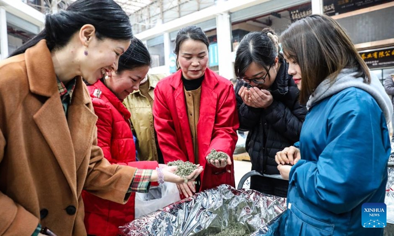 Merchants select tea products at a tea trading market in Sanjiang Dong Autonomous County, south China's Guangxi Zhuang Autonomous Region, March 22, 2025. Photo: Xinhua