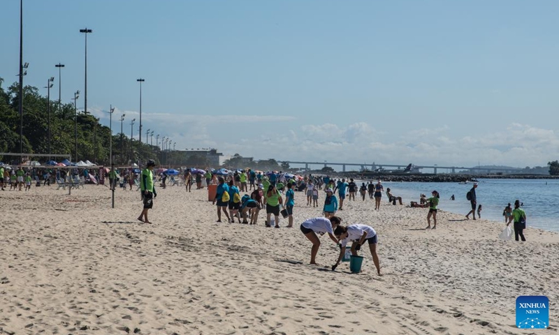 Volunteers pick up litter during a beach cleanup campaign at Flamengo Beach in Rio de Janeiro, Brazil, March 22, 2025. On the occasion of World Water Day falling on Saturday, multiple cities in Brazil's Rio de Janeiro state launched large-scale beach cleanup campaigns, with hundreds of volunteers working together to remove marine litter, aiming to raise public awareness of ocean conservation and sustainable development. Photo: Xinhua