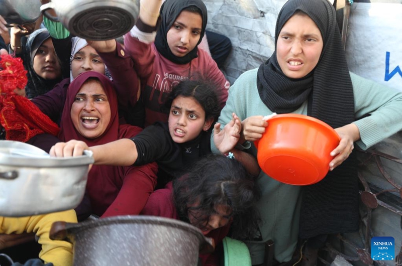 Palestinians wait to receive free food from a food distribution center in Beit Lahia, northern Gaza Strip, on March 22, 2025. Photo: Xinhua