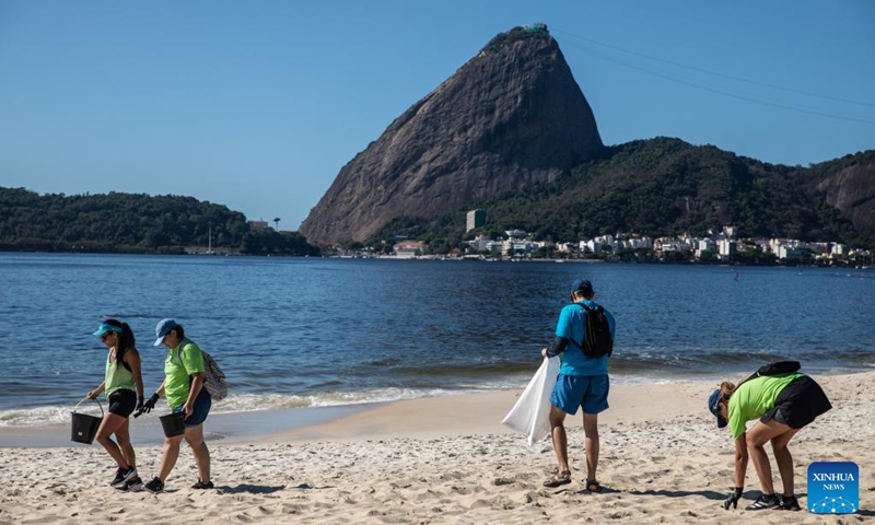 Volunteers pick up litter during a beach cleanup campaign at Flamengo Beach in Rio de Janeiro, Brazil, March 22, 2025. On the occasion of World Water Day falling on Saturday, multiple cities in Brazil's Rio de Janeiro state launched large-scale beach cleanup campaigns, with hundreds of volunteers working together to remove marine litter, aiming to raise public awareness of ocean conservation and sustainable development. Photo: Xinhua