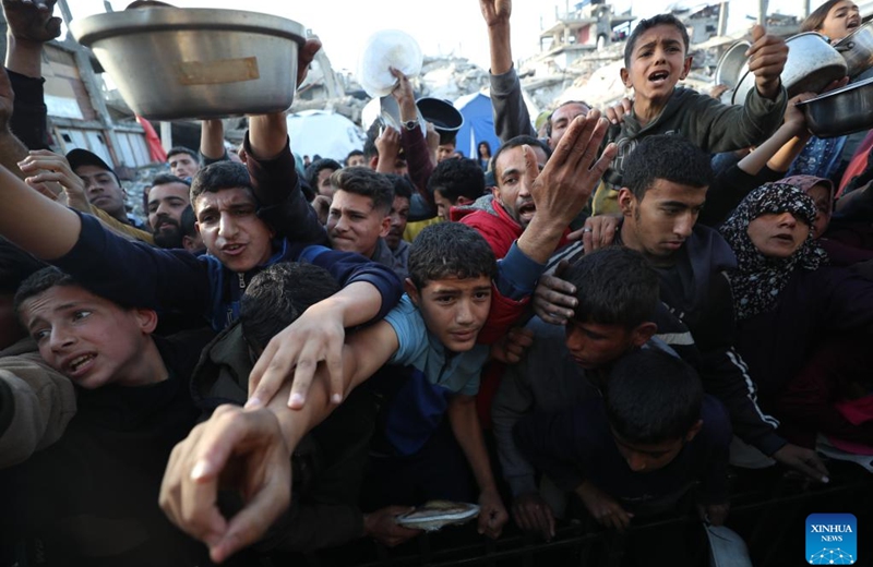 Palestinians wait to receive free food from a food distribution center in Beit Lahia, northern Gaza Strip, on March 22, 2025. Photo: Xinhua
