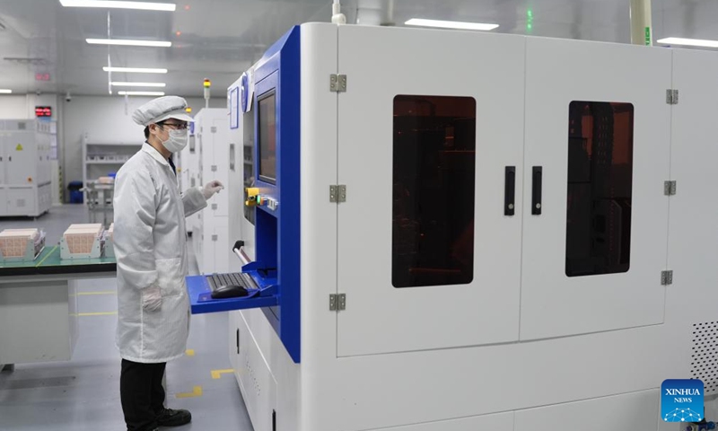 A technician works at an intelligent workshop of Konfoong Tongxin Semiconductor Material Co., Ltd. in Yuyao, east China's Zhejiang Province, March 20, 2025. In recent years, Yuyao has been continuously strengthening the introduction and cultivation of integrated circuit enterprises and optimizing industrial layout. In 2024, the added value of the city's integrated circuit industry reached 3.048 billion yuan (about 420.5 million U.S. dollars), marking a year-on-year growth of 47.5 percent. Photo: Xinhua