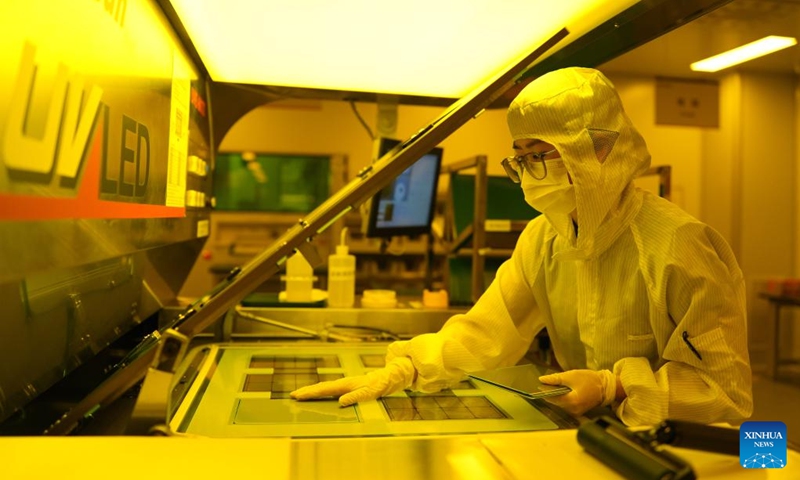 A technician works at an intelligent workshop of Konfoong Tongxin Semiconductor Material Co., Ltd. in Yuyao, east China's Zhejiang Province, March 20, 2025. In recent years, Yuyao has been continuously strengthening the introduction and cultivation of integrated circuit enterprises and optimizing industrial layout. In 2024, the added value of the city's integrated circuit industry reached 3.048 billion yuan (about 420.5 million U.S. dollars), marking a year-on-year growth of 47.5 percent.  Photo: Xinhua