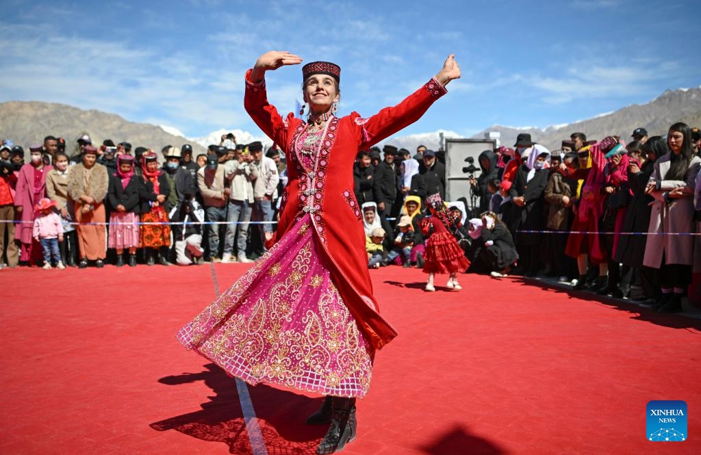 A villager dances in Taxkorgan Tajik Autonomous County, northwest China's Xinjiang Uygur Autonomous Region, March 23, 2025. Tajik Autonomous County of Taxkorgan in Xinjiang boasts various intangible cultural heritages. Around Spring Equinox, the fourth solar term in the Chinese lunar calendar which falls on March 20 this year, the county has integrated its landscape resources with its traditional ethnic culture to hold intangible cultural heritage performances and cultural and sports activities, as a way to attract visitors and promote its tourism in spring. (Photo: Xinhua)