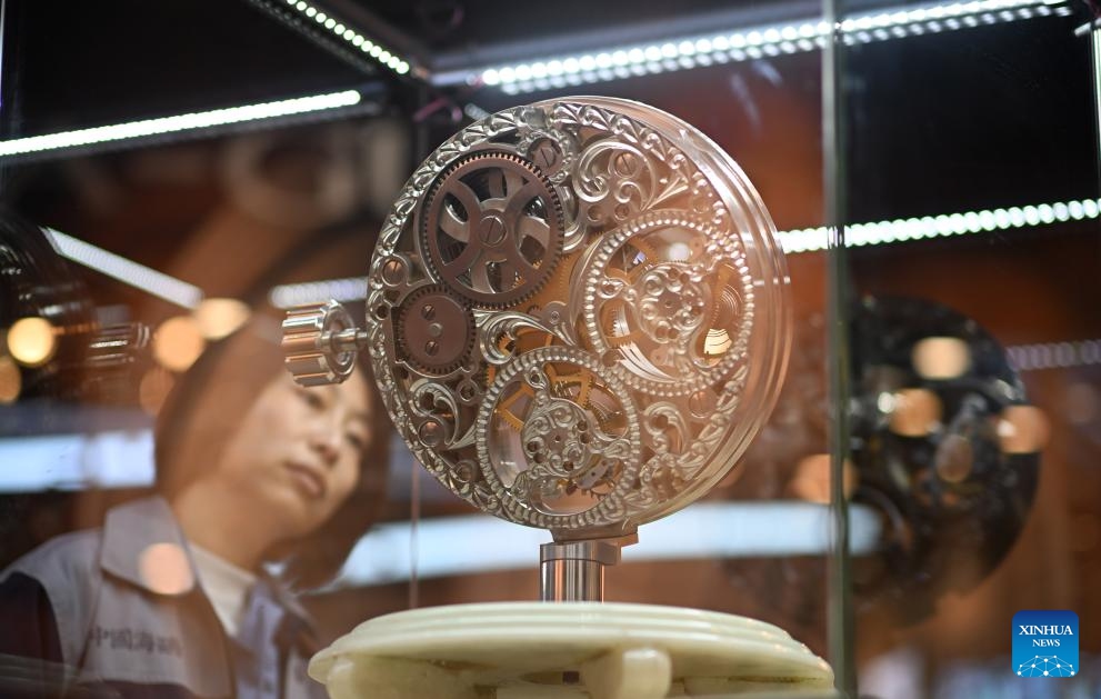 A staff member looks at a watch movement model at a museum of the watch manufacturer SEA-GULL in north China's Tianjin, March 24, 2025. SEA-GULL, a watch manufacturer based in north China's Tianjin, celebrated the 70th anniversary of New China's first domestic watch with various activities on Monday. In 1955, a watch was successfully developed in Tianjin, marking SEA-GULL as the birthplace of the nation's pioneering timepiece. After seven decades of research and development efforts, the company has mastered advanced watchmaking technologies with independent intellectual property rights. (Photo: Xinhua)