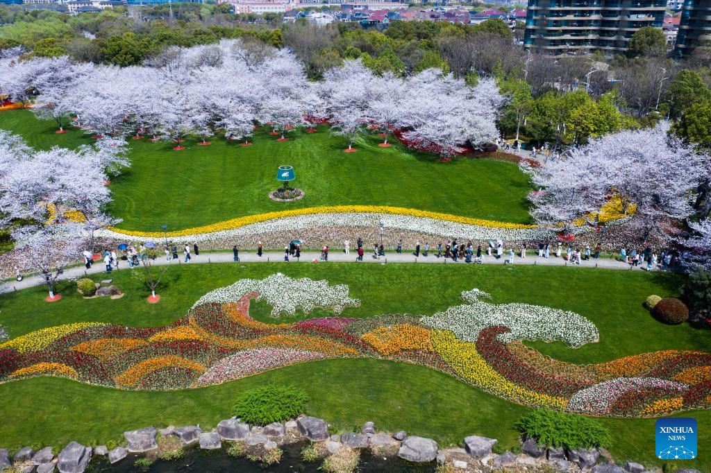An aerial drone photo taken on March 24, 2025 shows people enjoying leisure time at a park in Keqiao District of Shaoxing, east China's Zhejiang Province. (Photo: Xinhua)