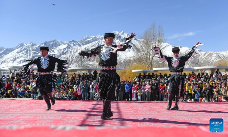 Actors perform an eagle dance, a national intangible cultural heritage, in Taxkorgan Tajik Autonomous County, northwest China's Xinjiang Uygur Autonomous Region, March 22, 2025. Tajik Autonomous County of Taxkorgan in Xinjiang boasts various intangible cultural heritages. Around Spring Equinox, the fourth solar term in the Chinese lunar calendar which falls on March 20 this year, the county has integrated its landscape resources with its traditional ethnic culture to hold intangible cultural heritage performances and cultural and sports activities, as a way to attract visitors and promote its tourism in spring. (Photo: Xinhua)
