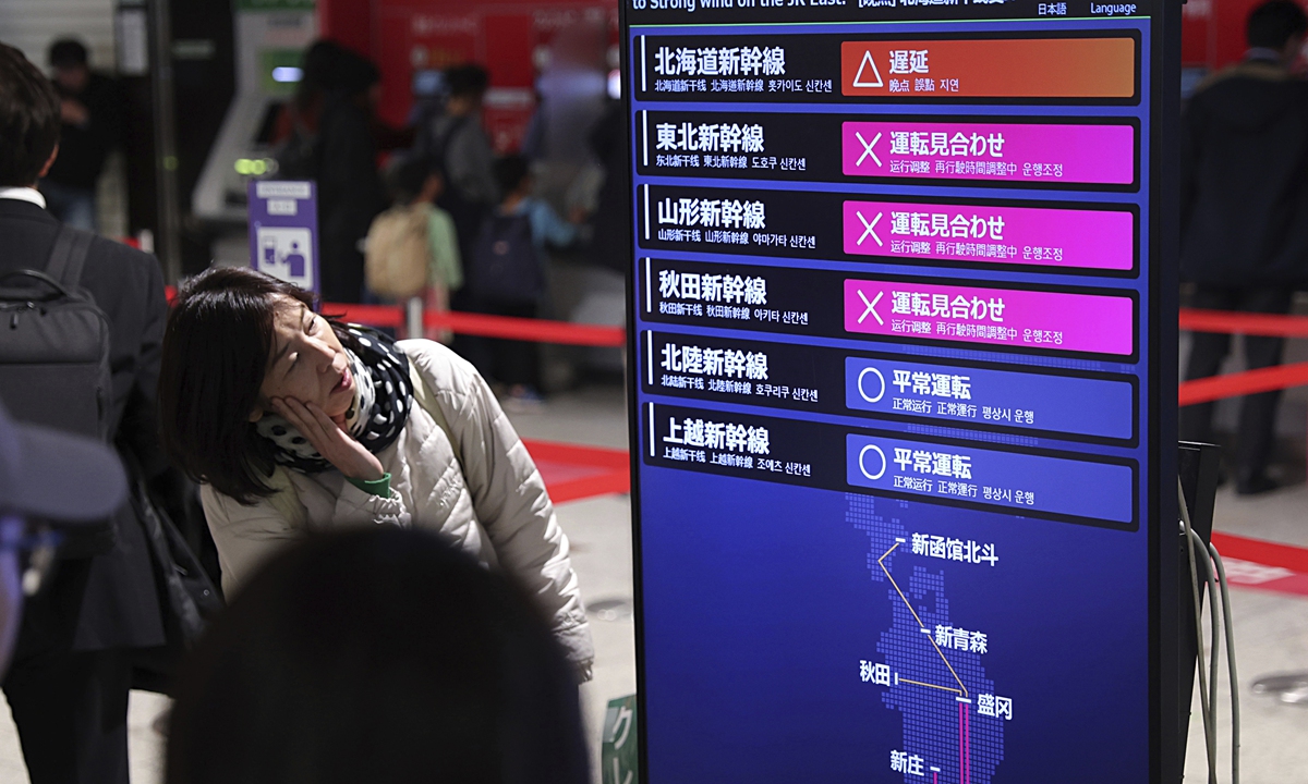 Passengers crowd  Sendai Station after Japan Railway's Tohoku Shinkansen（bullet train） service was suspended due to strong winds, on March 26, 2025, in Sendai, Miyagi Prefecture, Japan. Bullet train services in northeastern Japan resumed after a nine-hour stoppage after they were halted due to the discovery of debris on an overhead wire and strong winds, the train operator said. Photo: VCG