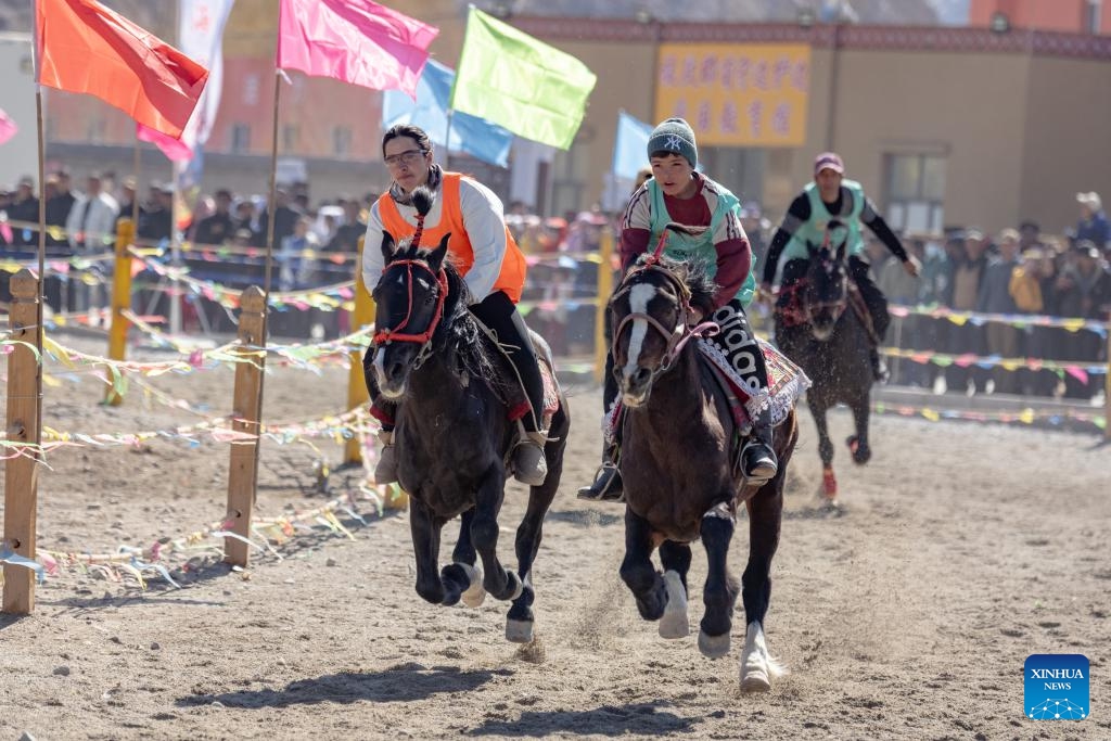 Gulayisa Dihan (L) competes in the 5,000-meter speed horse race during the Spring Tourism Series Activities in Taxkorgan Tajik Autonomous County, northwest China's Xinjiang Uygur Autonomous Region, March 23, 2025. Let's applaud the county's first-ever female rider! The announcer cheered as 22-year-old Gulayisa Dihan crossed the finish line of the 5,000-meter speed horse race third in her group. During the Spring Tourism Series Activities hosted by Taxkorgan Tajik Autonomous County this year, the female rider was greeted by applause from both tourists and locals. (Photo: Xinhua)