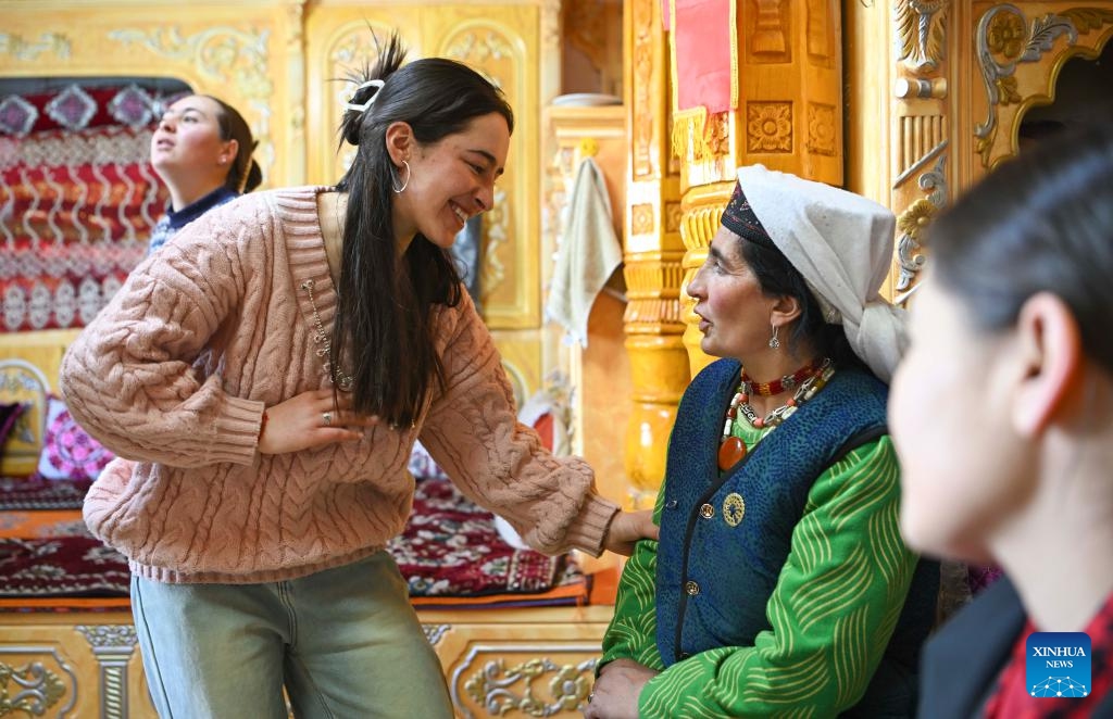 Gulayisa Dihan (L) talks with her mother at home in Taxkorgan Tajik Autonomous County, northwest China's Xinjiang Uygur Autonomous Region, March 21, 2025. Let's applaud the county's first-ever female rider! The announcer cheered as 22-year-old Gulayisa Dihan crossed the finish line of the 5,000-meter speed horse race third in her group. (Photo: Xinhua)