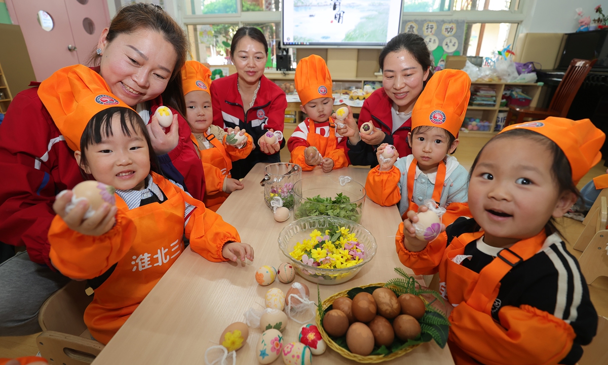 Children at the Third Experimental Kindergarten in Huaibei, East China's Anhui Province make printed eggs dyed with plants along with their teachers on March 26, 2025 to welcome the upcoming Qingming Festival, or Tomb-Sweeping Day, which falls on April 4. The Chinese folk belief is that eating an egg on Qingming Festival will bring good health all year round. Photo: VCG