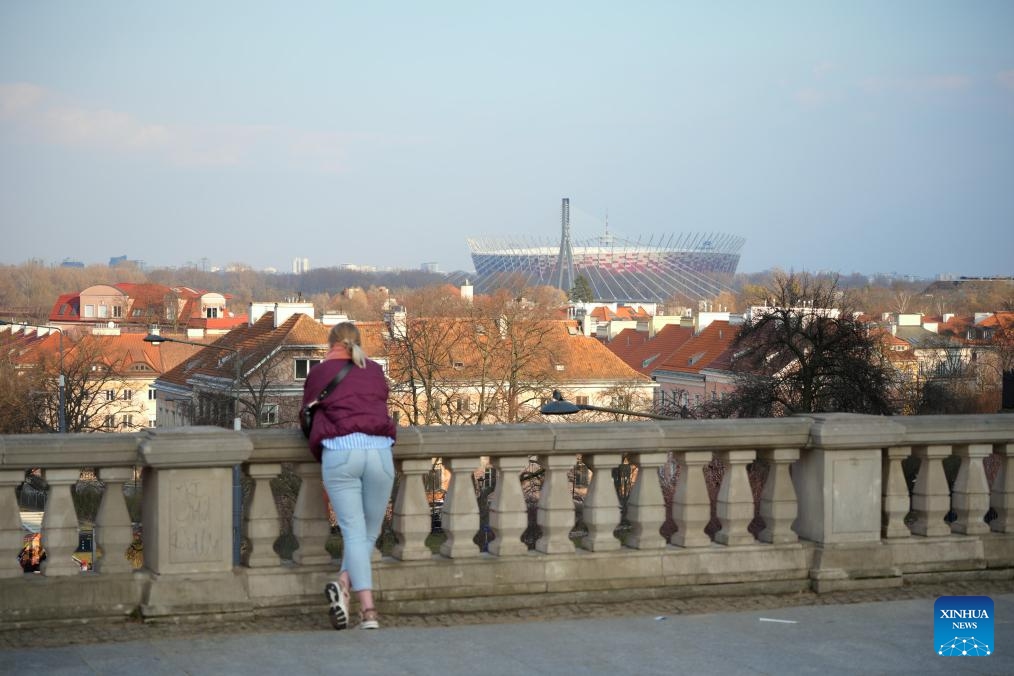 A woman enjoys the view from the Royal Castle Square in Warsaw, Poland on March 25, 2025 (Photo: Xinhua)