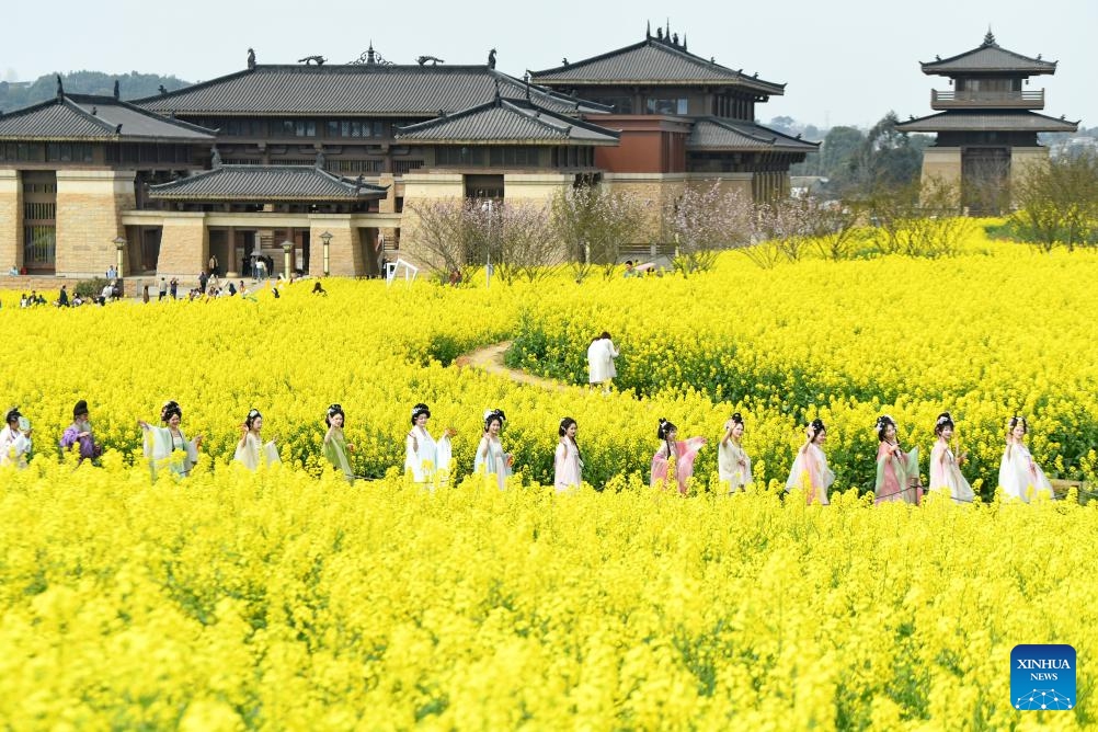 Hanfu lovers visit a scenic spot in Shuangliu District of Chengdu City, southwest China's Sichuan Province, March 23, 2025. After the Spring Equinox, the fourth solar term in the Chinese lunar calendar which falls on March 20 this year, temperatures are rising and flowers are in full bloom across the country, attracting people going outdoors to enjoy the spring time. (Photo: Xinhua)
