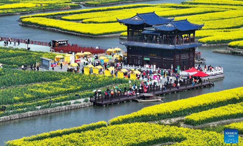 An aerial drone photo taken on March 24, 2025 shows tourists enjoying flowers at Qianduo scenic spot in Xinghua City, east China's Jiangsu Province. After the Spring Equinox, the fourth solar term in the Chinese lunar calendar which falls on March 20 this year, temperatures are rising and flowers are in full bloom across the country, attracting people going outdoors to enjoy the spring time. (Photo: Xinhua)
