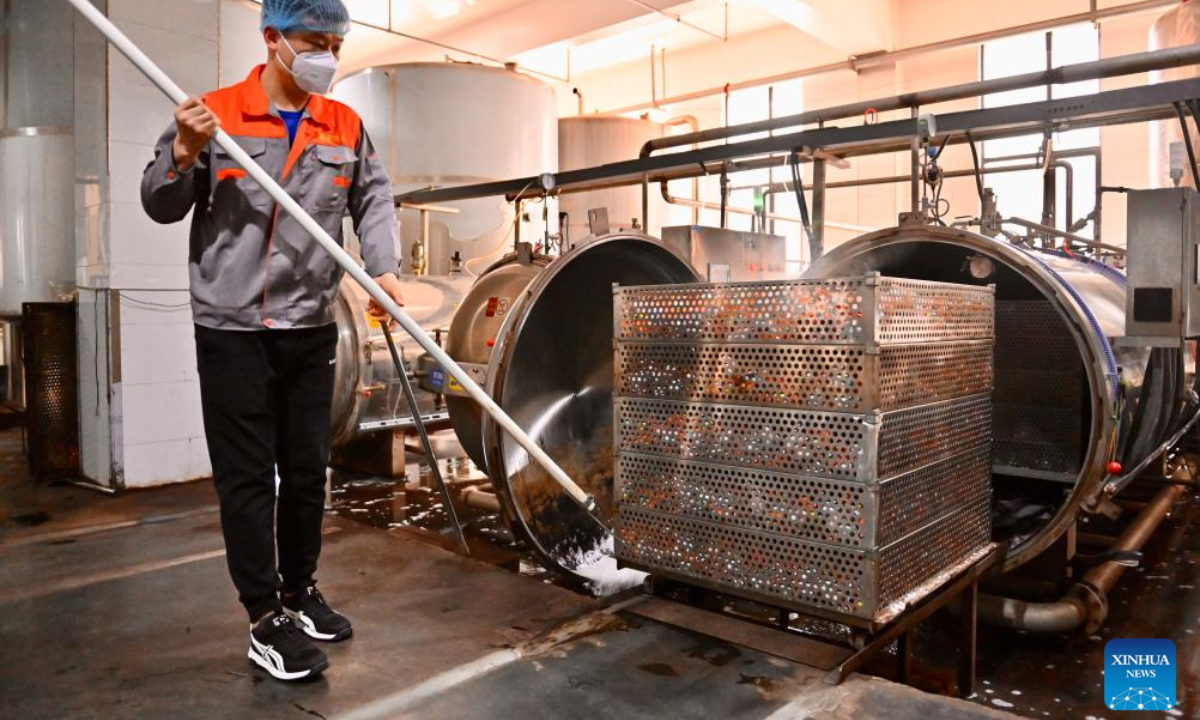 A worker checks boiled duck eggs at a factory in Liaoyang City, northeast China's Liaoning Province, April 24, 2025. In recent years, Liaoyang City has made efforts in advancing local agriculture industry by enhancing the added value of traditional animal husbandry. An industrial chain that covers standardized livestock farming, feed processing, egg products processing, offline sales and e-commerce sales has taken shape and boosted the increase of local farmers' income. (Xinhua)