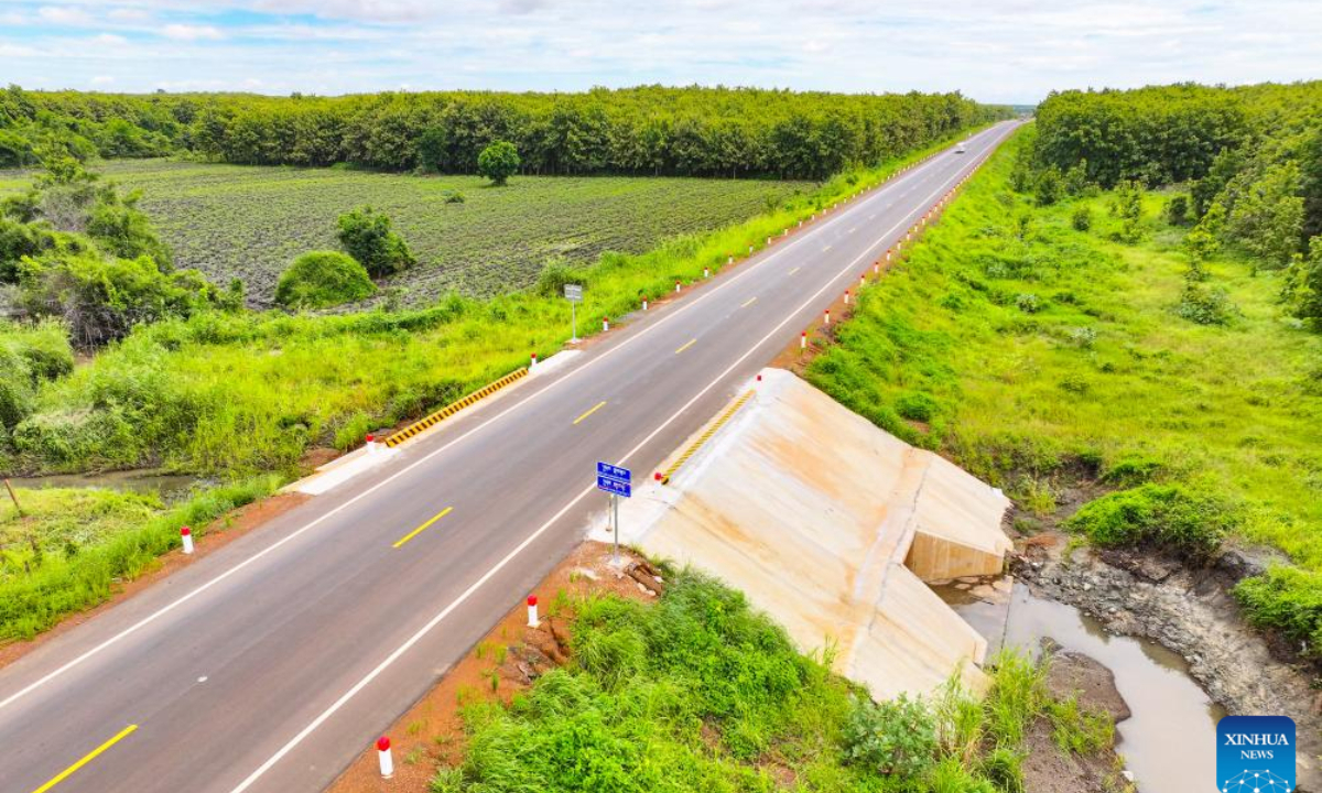 An aerial drone photo taken on July 14, 2024 shows the National Road 71C in Tbong Khmum province, Cambodia.

Cambodia on Saturday inaugurated the China-funded National Road 71C, connecting the eastern Tbong Khmum province with the southeastern Kampong Cham province, for economic boom in the country.(Photo by Nitola/Xinhua)