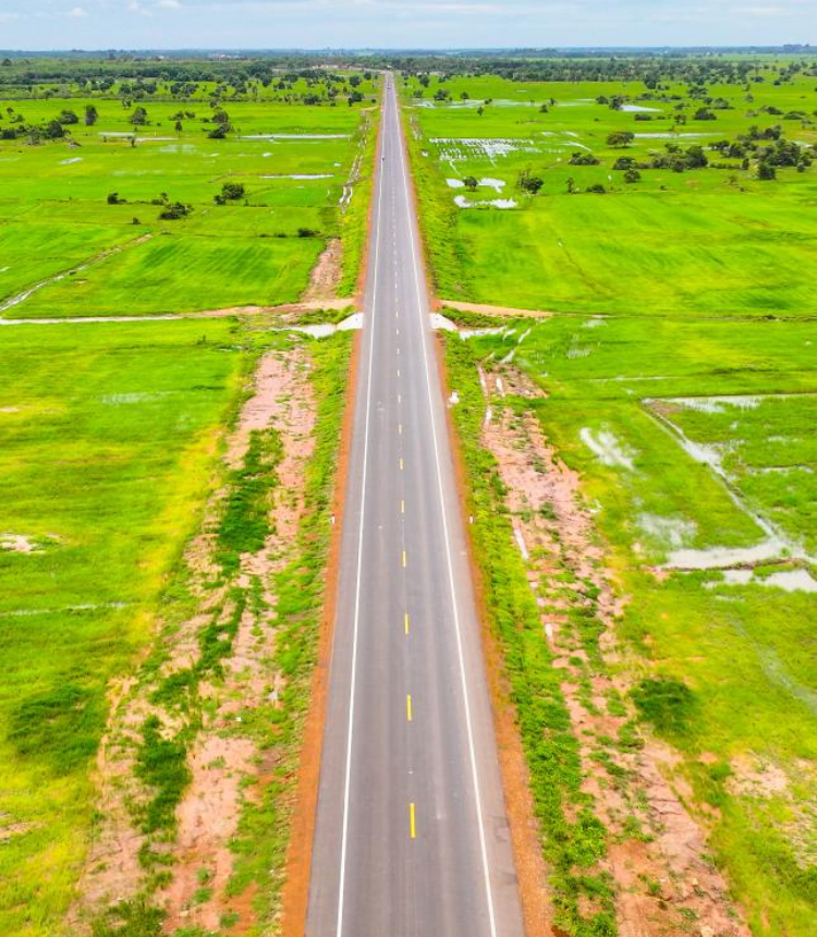 An aerial drone photo taken on July 14, 2024 shows the National Road 71C in Tbong Khmum province, Cambodia.

Cambodia on Saturday inaugurated the China-funded National Road 71C, connecting the eastern Tbong Khmum province with the southeastern Kampong Cham province, for economic boom in the country.(Photo by Nitola/Xinhua)