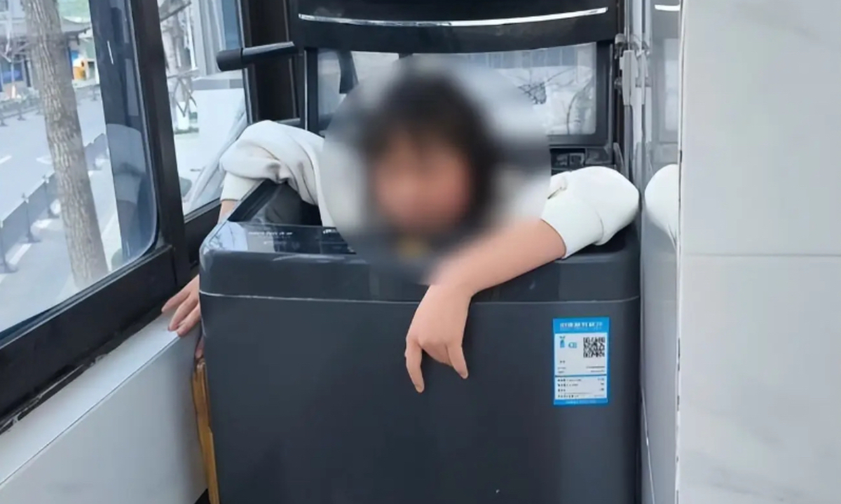 A 12-year-old girl trapped in washing machine Photo: Screenshot from media report