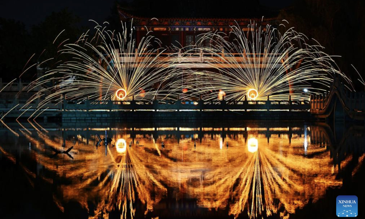  Folk artists perform a molten iron fireworks show in Tengzhong, east China's Shandong Province, May 3, 2025. People across China enjoy the ongoing May Day holiday in various ways. (Xinhua)