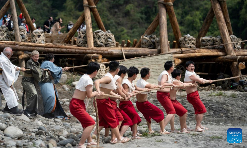 People take part in a water releasing festival held in Dujiangyan, southwest China's Sichuan Province, April 4, 2025. The Dujiangyan water releasing festival was celebrated on Friday in Dujiangyan on the Tomb-sweeping Day, also known as Qingming Festival. People pray for good harvests during the festival, which is a time-honored custom in western Sichuan Plain with important historical, cultural and folkloric values. Some 1,000 guests and tourists participated in the event. (Xinhua/Jiang Hongjing)