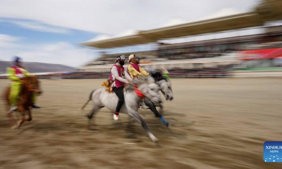 Riders compete during an invitational horse racing event in Damxung County, southwest China's Xizang Autonomous Region, April 27, 2025. The event takes place from April 23 to 28 at Damxung County racecourse with the participation of 403 horses, which will take part in 12 competitions including endurance and speed races. (Xinhua/Jigme Dorje)