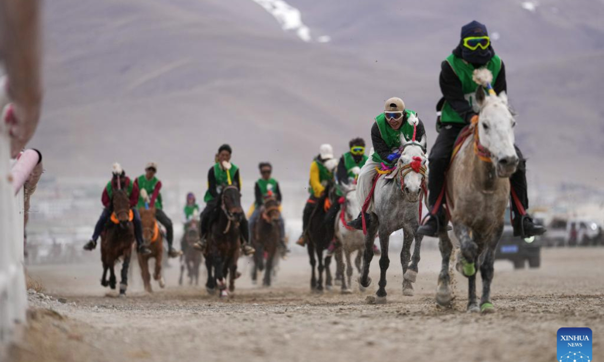 Riders compete during an invitational horse racing event in Damxung County, southwest China's Xizang Autonomous Region, April 26, 2025. The event takes place from April 23 to 28 at Damxung County racecourse with the participation of 403 horses, which will take part in 12 competitions including endurance and speed races. (Xinhua/Jigme Dorje)