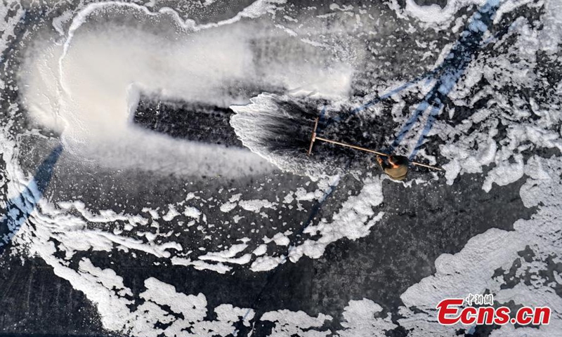 Scene of salt harvest at a salt evaporation pond resembles ink painting in Yueqing of Wenzhou, east China's Zhejiang Province, March 24, 2025. (Photo/VCG)