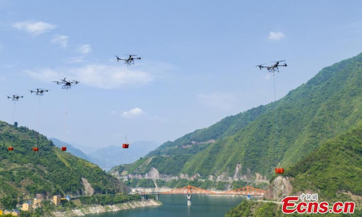 Drones transport navel oranges at a farmland in Zigui, central China's Hubei Province. Photo: China News Service