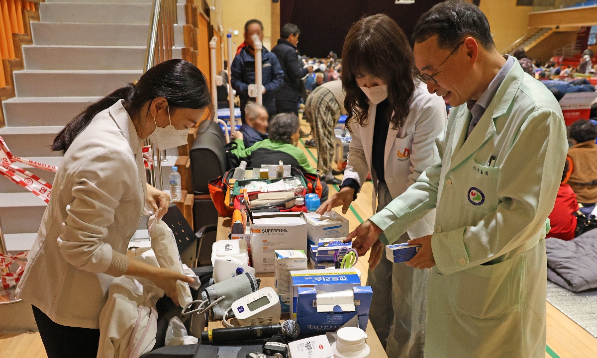 Volunteers and medical workers prepare medications at a sports center in North Gyeongsang Province, South Korea, on March 27, 2025, assisting individuals displaced by devastating wildfires. The wildfire has killed 28 people, forced at least 37,000 others to flee their homes and destroyed more than 300 structures, according to media report.
Photo: VCG
