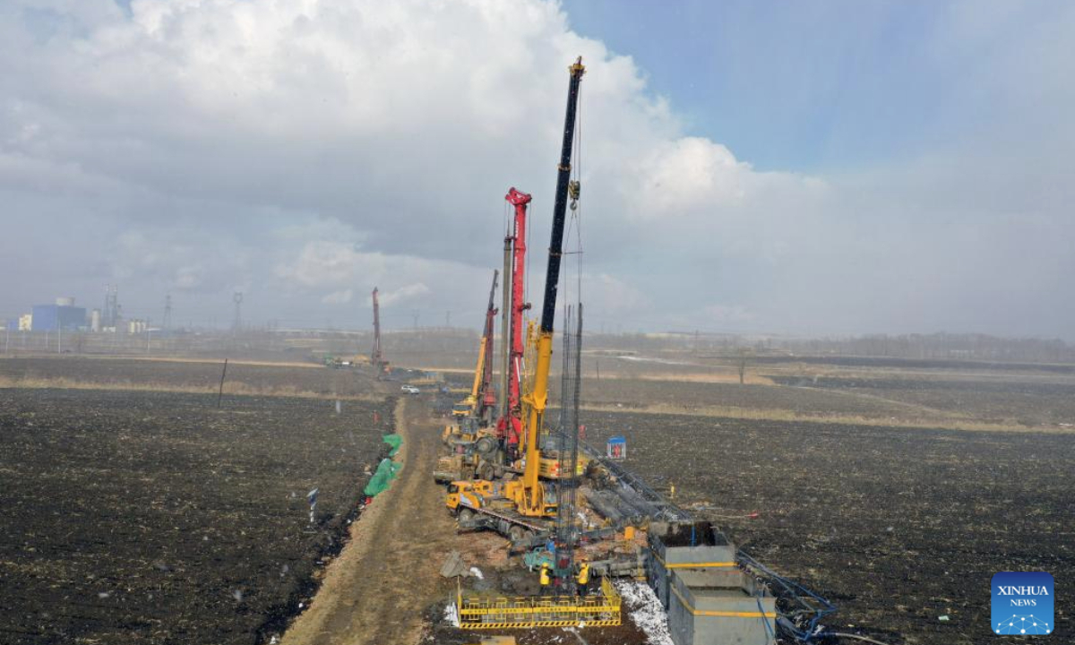 An aerial drone photo taken on March 29, 2025 shows the construction site of the capacity expansion project of the Jiamusi-Tongjiang Railway in northeast China's Heilongjiang Province. Recently, the Jiamusi-Tongjiang Railway in Heilongjiang has resumed its construction on capacity expansion upgrade.

The capacity expansion project, spanning a total length of 258.25 kilometers, is expected to enhance the railway's train handling capacity by three times. Upon completion, the Jiamusi-Tongjiang Railway will further meet the needs of the China-Europe freight train services in Tongjiang Railway Port. (Xinhua/Wang Song)