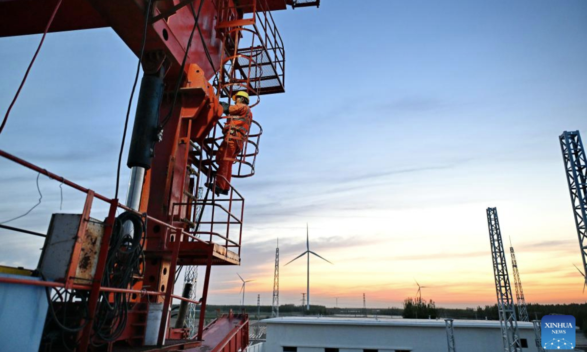 A worker erects a box girder at the construction site of a mega bridge in the Hebei section of the Xiong'an-Shangqiu high-speed railway in north China's Hebei Province, April 27, 2025. Girder erection work in the Hebei section of Xiong'an-Shangqiu high-speed railway was fully completed on Sunday as the last box girder was erected on a mega bridge. The 552-kilometer-long railway will connect Xiong'an in north China's Hebei Province and Shangqiu in central China's Henan Province with a designed speed of 350 kilometers per hour. (Xinhua/Mu Yu)