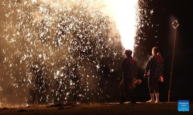 Firework artists showcase fireworks during a fireworks show held at the foot of Mount Fuji in Yamanashi, Japan, April 19, 2025. (Xinhua/Jia Haocheng)