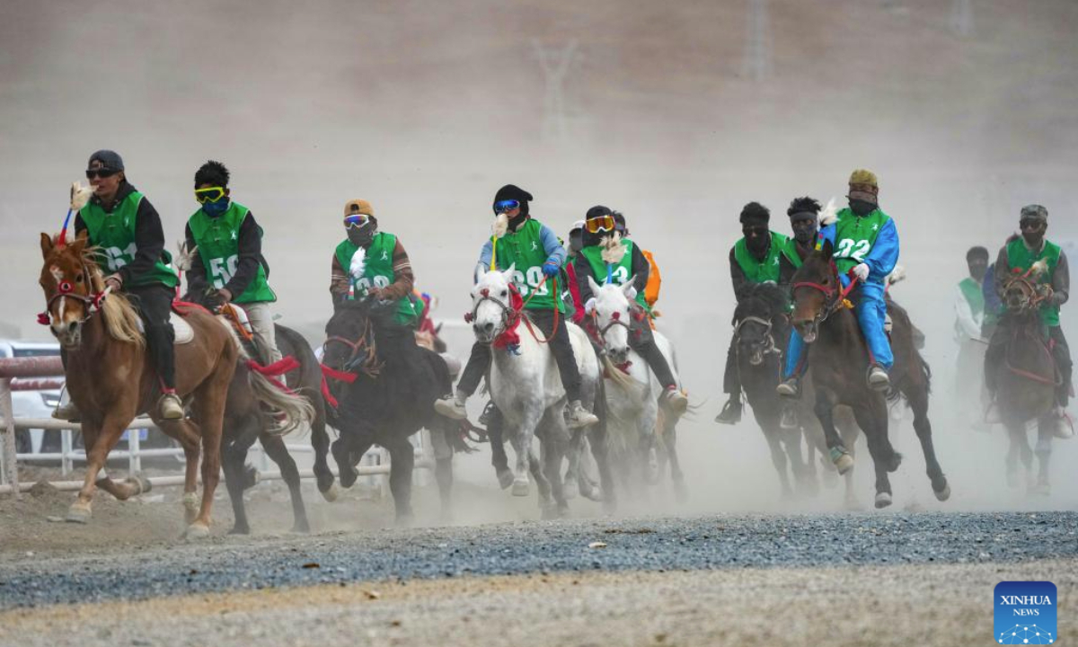 Riders compete during an invitational horse racing event in Damxung County, southwest China's Xizang Autonomous Region, April 26, 2025. The event takes place from April 23 to 28 at Damxung County racecourse with the participation of 403 horses, which will take part in 12 competitions including endurance and speed races. (Xinhua/Jigme Dorje)
