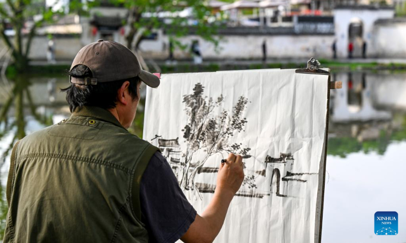 A man paints in Hongcun Village of Yixian County, Huangshan City, east China's Anhui Province, April 17, 2025. (Xinhua/Xu Jiayi)