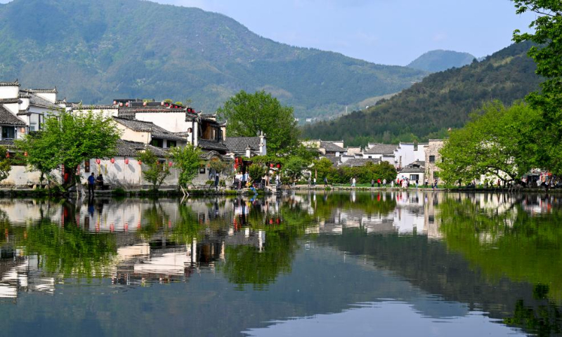 Tourists enjoy the scenery in Hongcun Village of Yixian County, Huangshan City, east China's Anhui Province, April 17, 2025. (Xinhua/Cai Xiangxin)