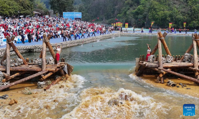 People take part in a water releasing festival held in Dujiangyan, southwest China's Sichuan Province, April 4, 2025. The Dujiangyan water releasing festival was celebrated on Friday in Dujiangyan on the Tomb-sweeping Day, also known as Qingming Festival. People pray for good harvests during the festival, which is a time-honored custom in western Sichuan Plain with important historical, cultural and folkloric values. Some 1,000 guests and tourists participated in the event. (Xinhua/Jiang Hongjing)