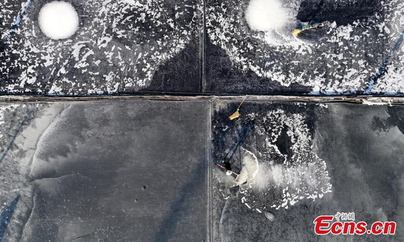 Scene of salt harvest at a salt evaporation pond resembles ink painting in Yueqing of Wenzhou, east China's Zhejiang Province, March 24, 2025. (Photo/VCG)