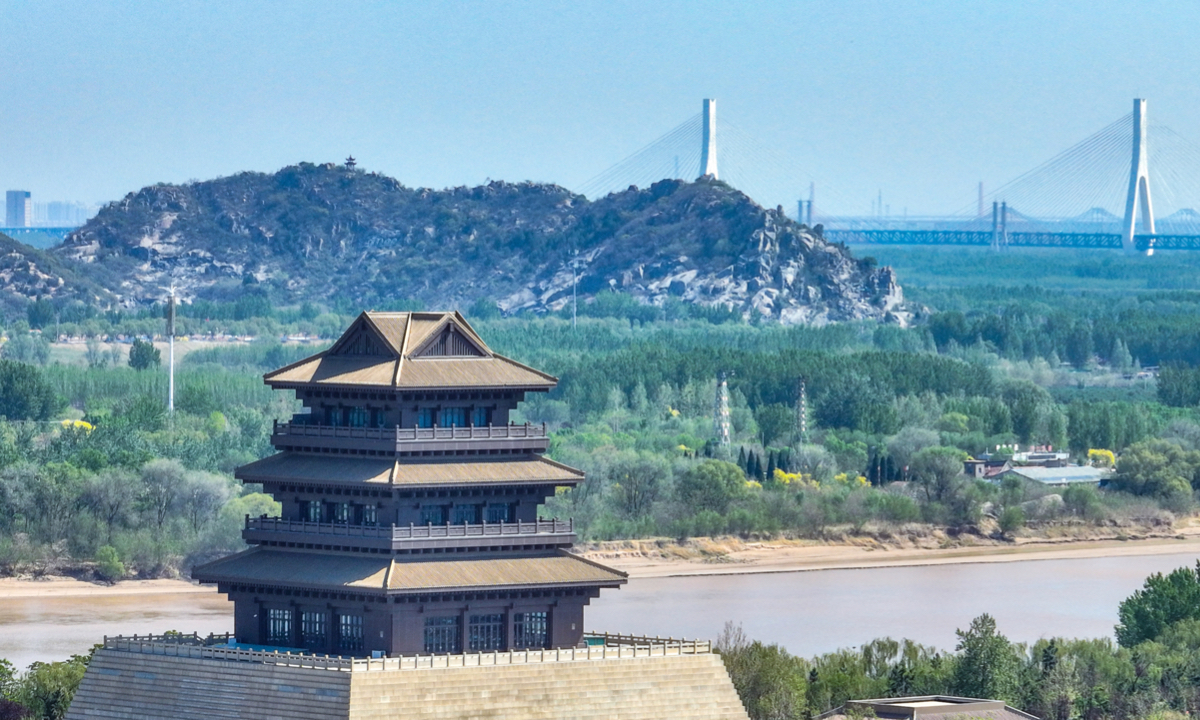 Pleasant weather continues as the Yellow River winds through green corridors and casts shadows along its banks on April 15 in Jinan, East China’s Shandong Province. Photo: VCG