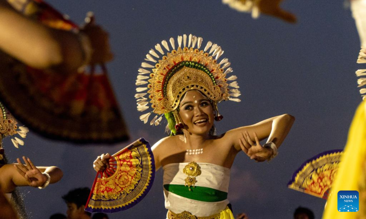 An artist performs the traditional Balinese Janger dance to celebrate International Dance Day at Pererenan Beach in Badung Regency, Bali, Indonesia, April 29, 2025. Photo:Xinhua 