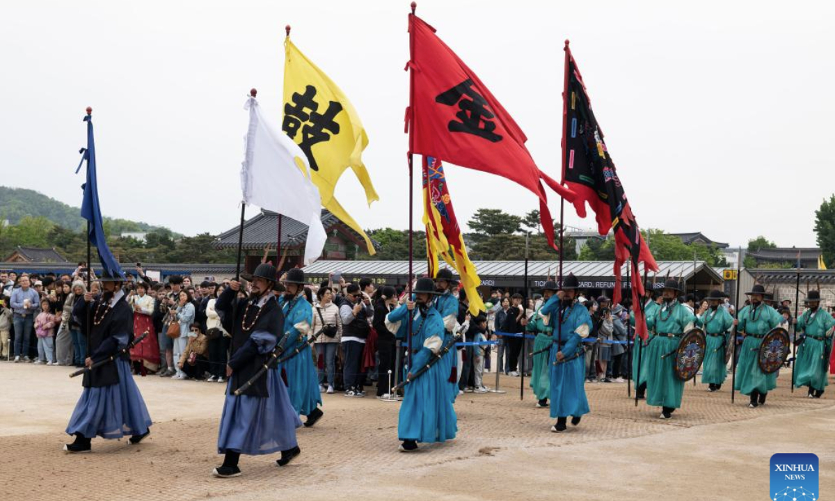 Tourists watch a cultural performance at Gyeongbokgung Palace in Seoul, South Korea, May 5, 2025. (Photo by Jun Hyosang/Xinhua)