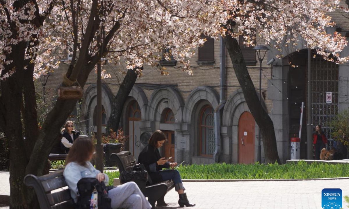 People enjoy themselves at a park in Kiev, Ukraine, April 17, 2025. (Photo：Xinhua)