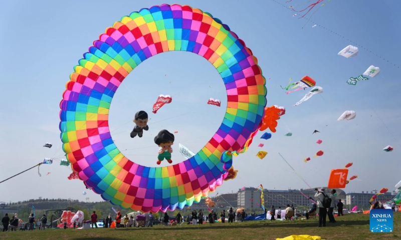 Kite fanciers fly kites at the 42nd Weifang International Kite Festival in Weifang, east China's Shandong Province, April 19, 2025. (Xinhua/Xu Suhui)